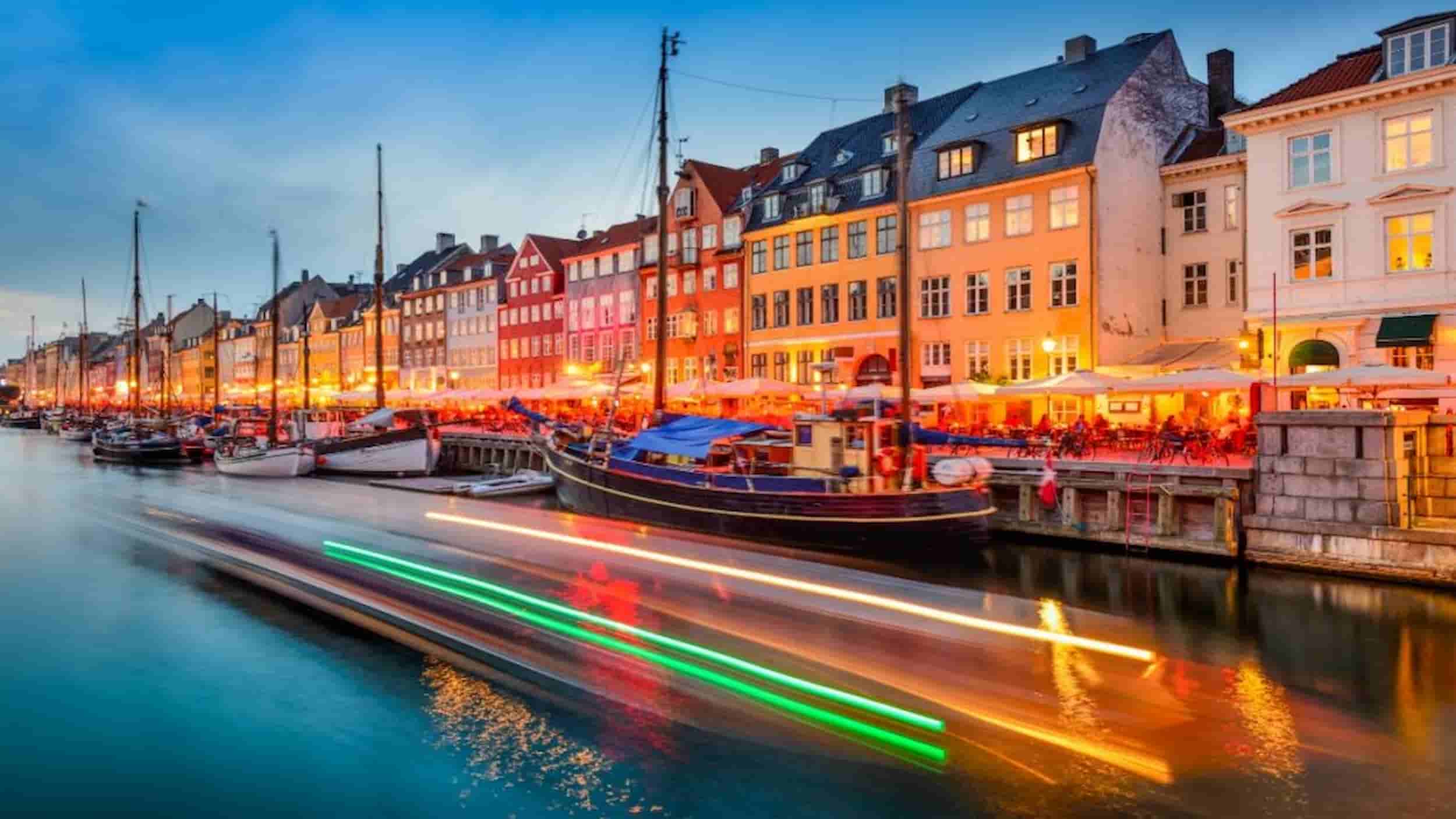 Copenhagen vs Stockholm, Nyhavn at night