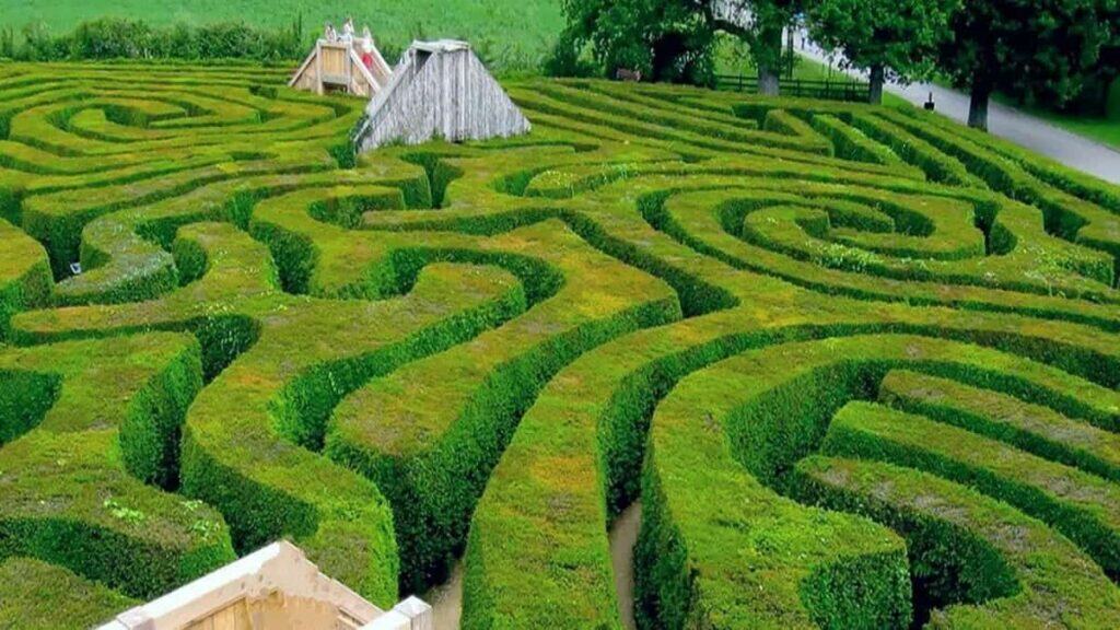 Prettiest villages in the Cotswolds, Dragonfly Maze