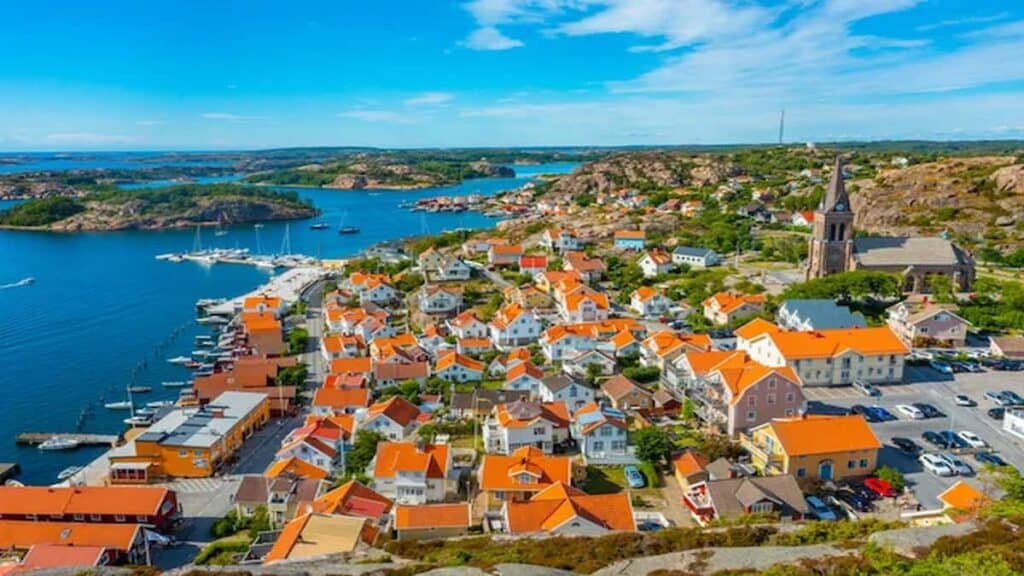 Stockholm vs Gothenburg, Marstrand island