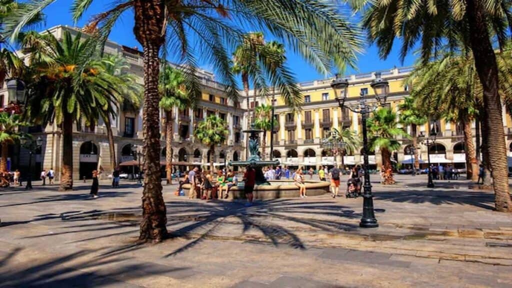 Tourist attractions in Barcelona Spain, Plaza real