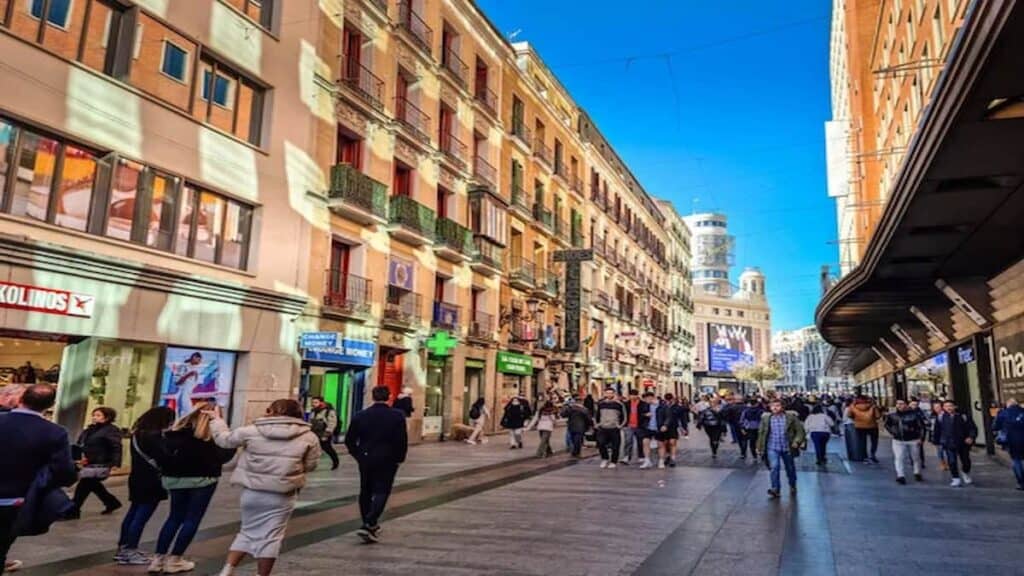 Sightseeing in Madrid Spain, Walking Calle Preciados Street