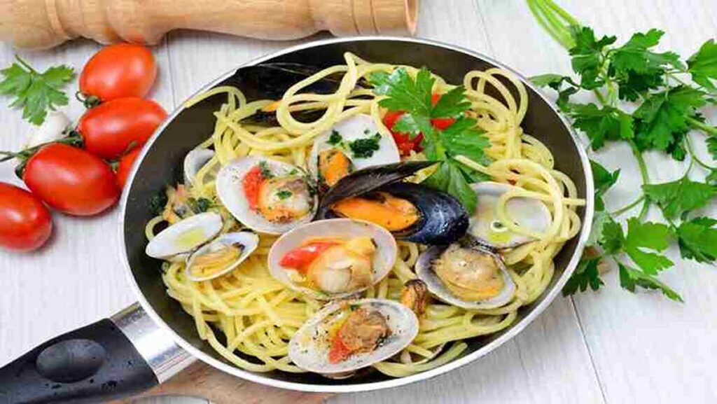 Italy food traditions, pasta vongole