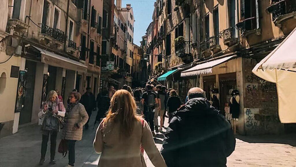 Italian customs and traditions, Passeggiata