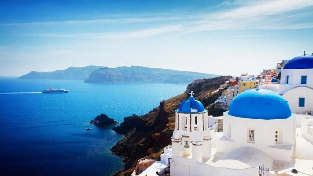 Must See islands in Greece, Santorini blue domes