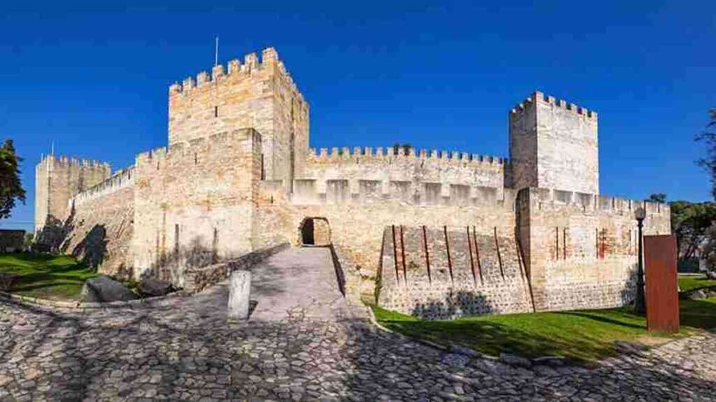 Inexpensive summer getaways, São Jorge Castle viewpoint overlooking the city
