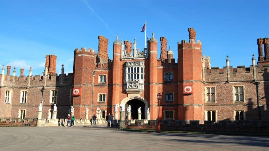 Sightseeing places in England, Hampton Court Palace