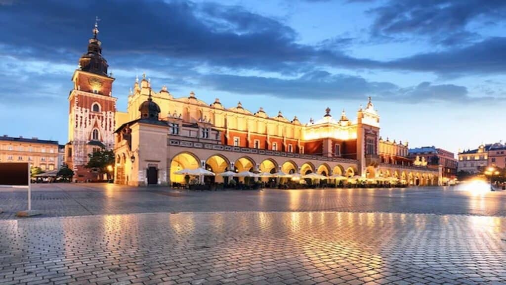 Inexpensive summer getaways, Krakow market square