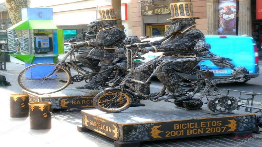 Unusual things to do in Barcelona, statue street art