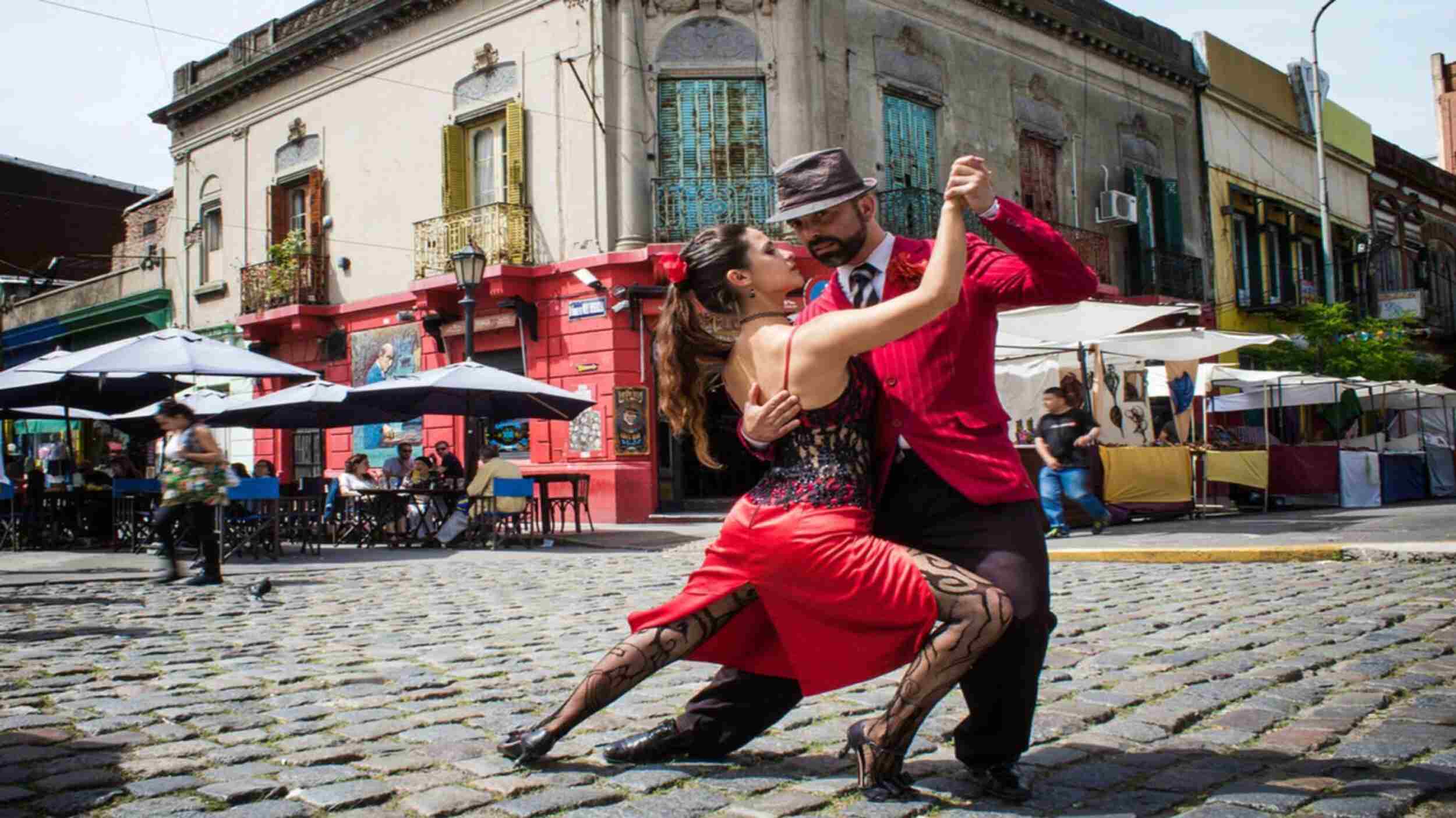 Fun facts about Argentina, tango dancers in Buenos Aires