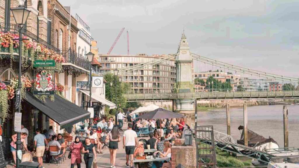 Living in London, riverside Life