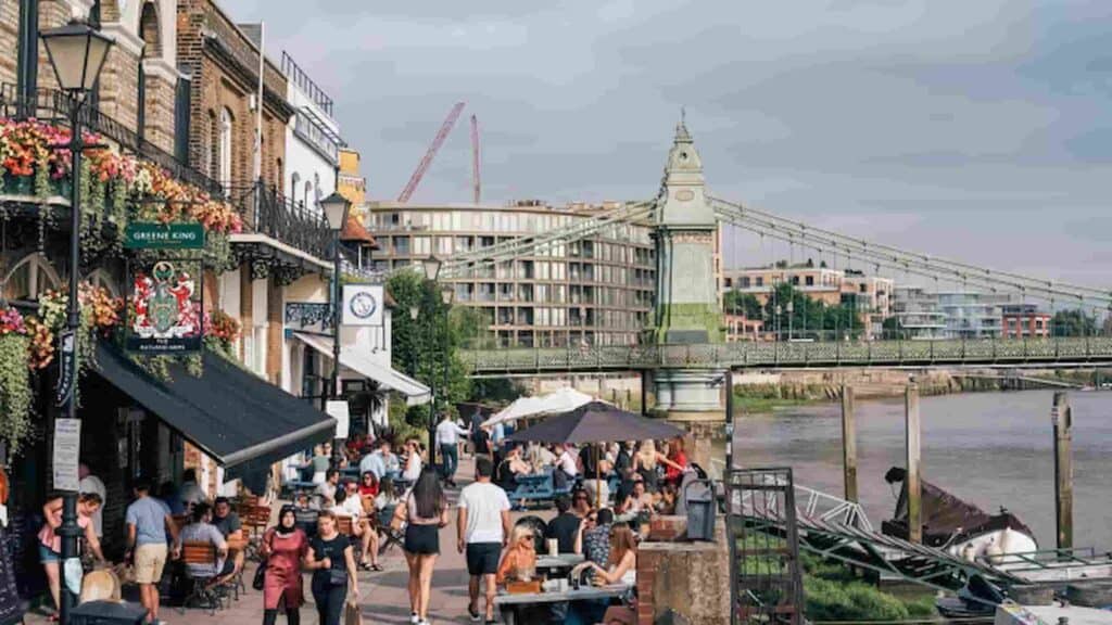 Living in London, Riverside pub