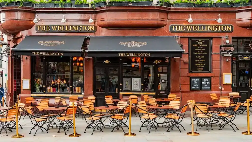 Traveling alone to London, Covent Garden cafรฉs