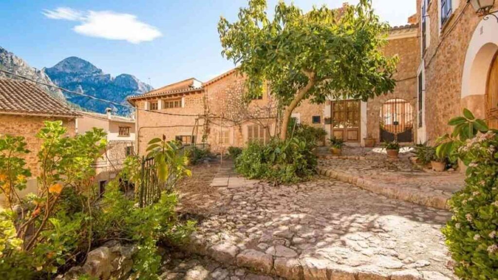 Fornalutx Mallorca, Village life