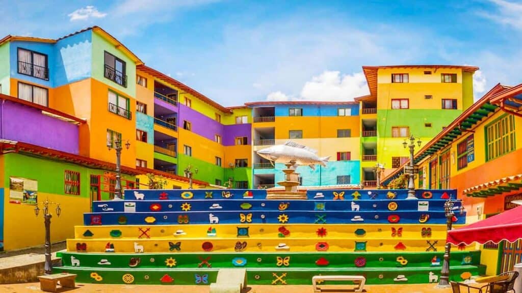 Guatapé Town, Plaza de los Zocalos