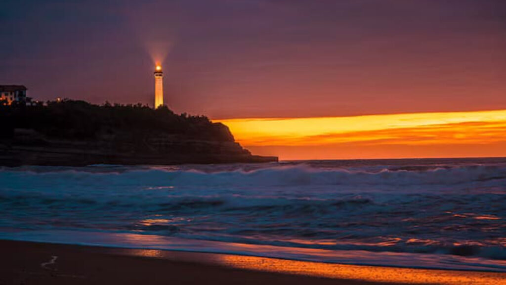Things to do in Biarritz, lighthouse Sunset