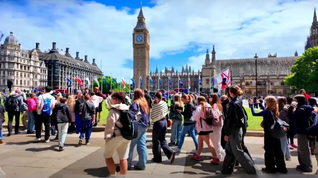 Traveling alone to London, Tours