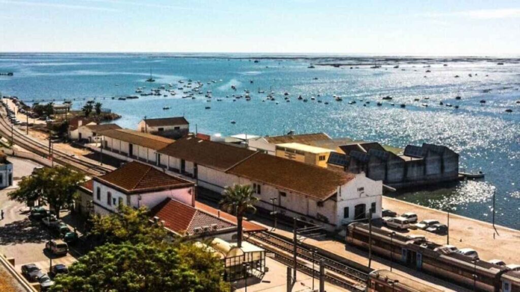 Best beaches near Lisbon, rail network