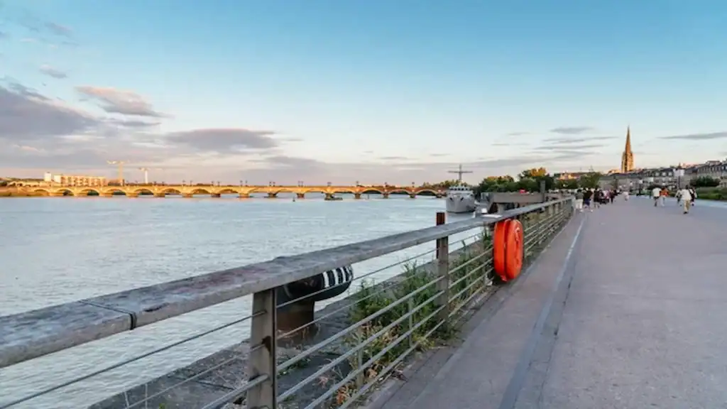 Visiting Bordeaux France, promenade