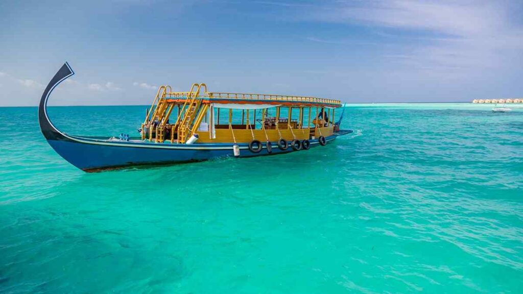 Maldivian seaplanes, Dhoni boat