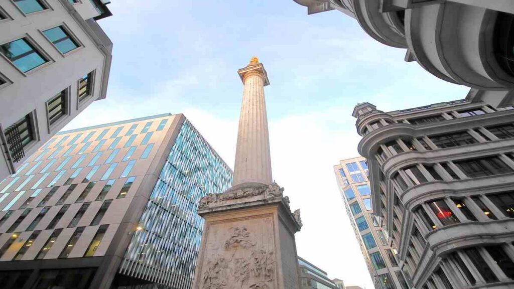 Popular attractions London England, the Monument commemorating Great Fire of 1666