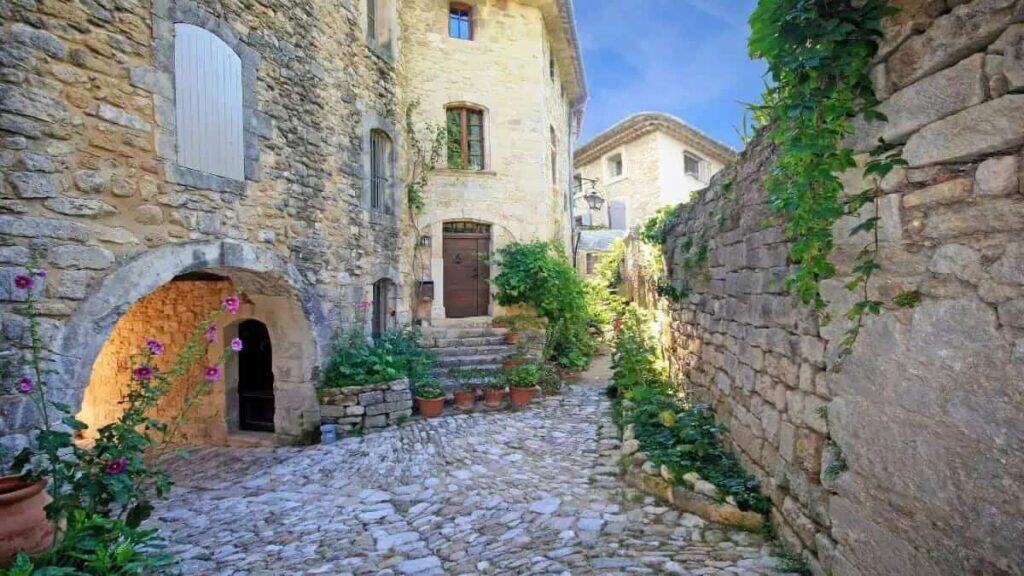 Beautiful villages in Provence, Oppede Le Vieux