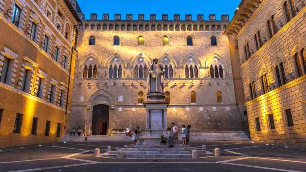 Visiting Siena Italy, Piazza Salimbeni
