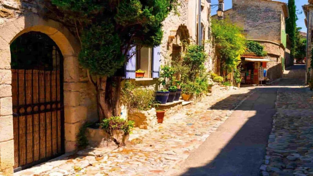 Beautiful villages in Provence, back street