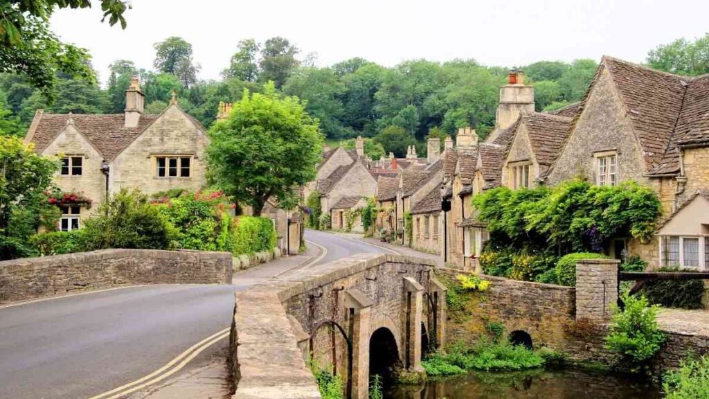 Sightseeing places in England, Castle combe