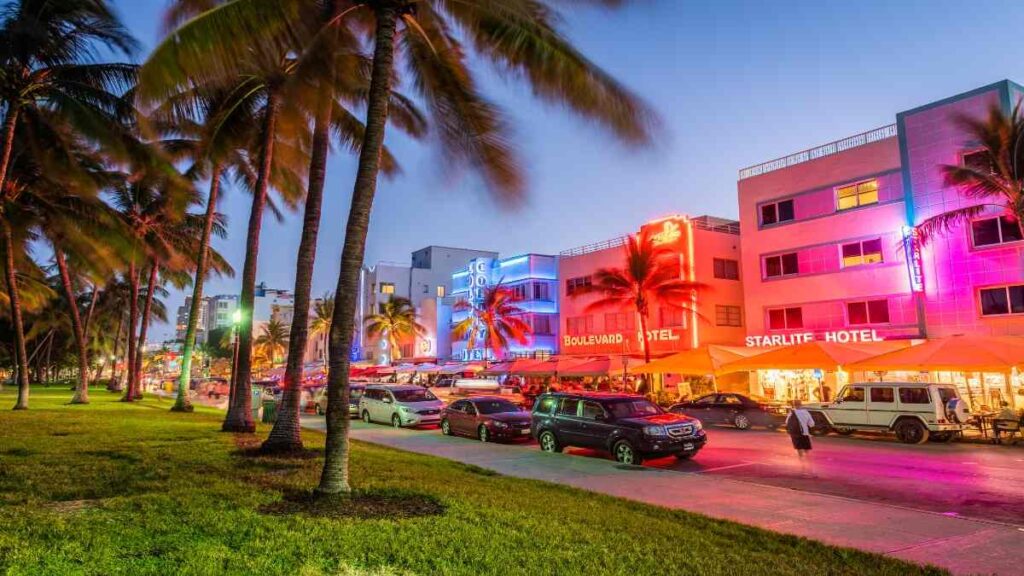 Miami attractions for adults, Ocean Drive evening