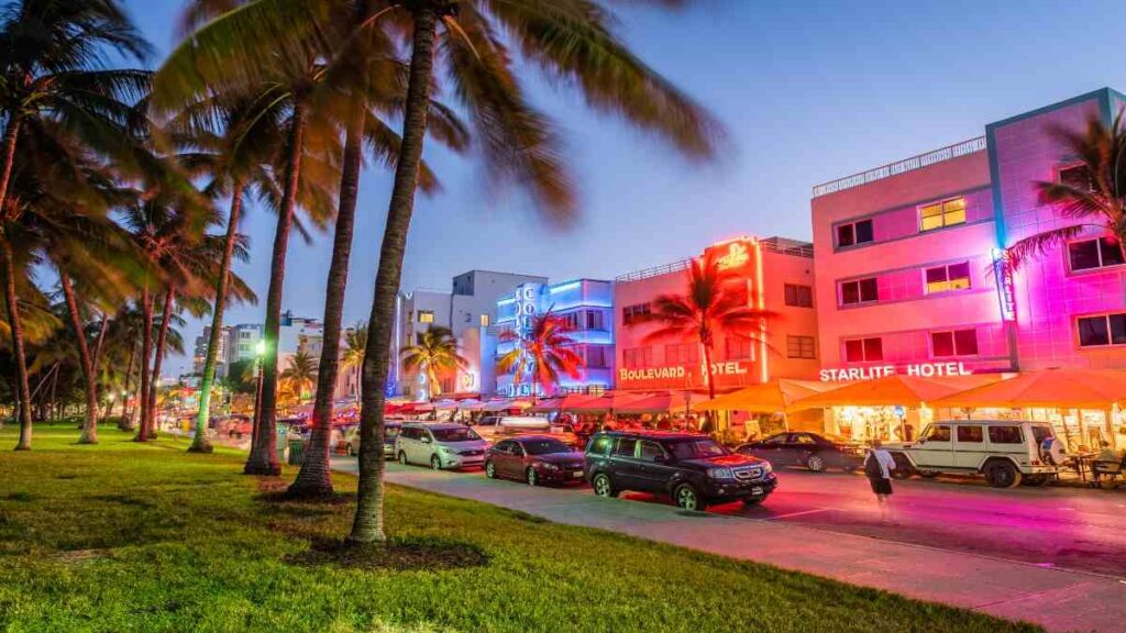 Popular Vacation Spots in Florida, Ocean Drive evening