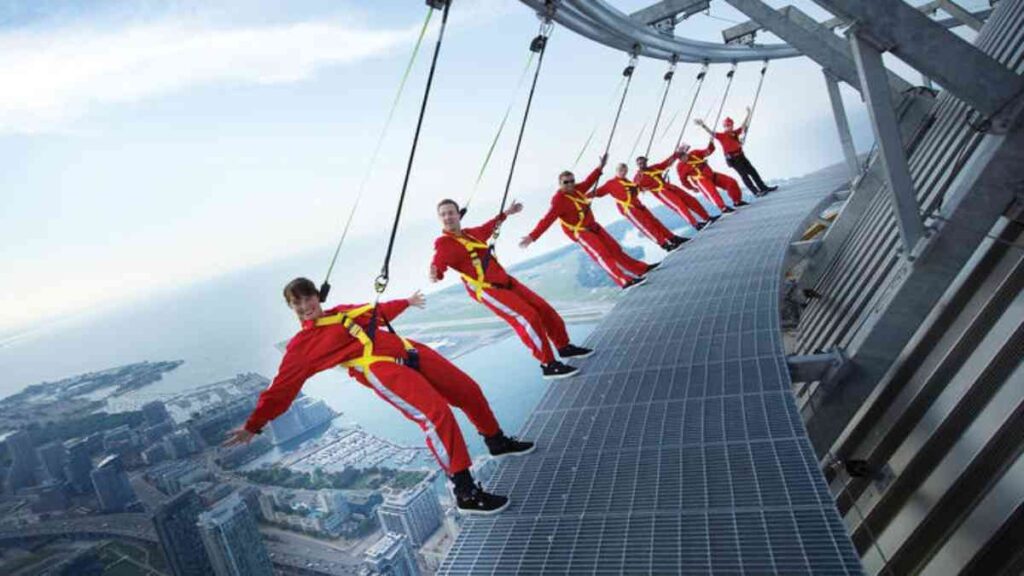 Sightseeing places in Toronto, CN tower