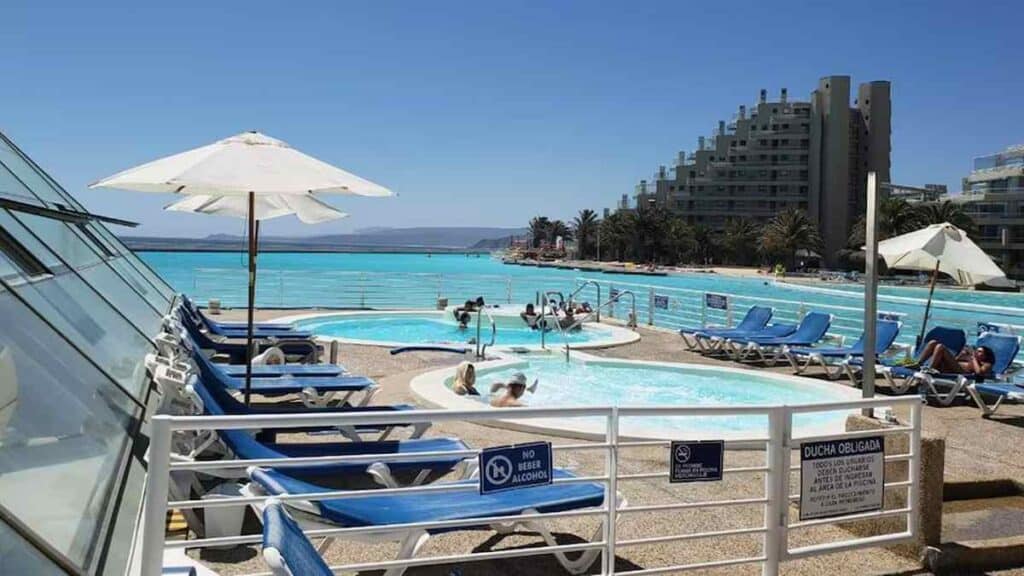 Largest swimming pool in the world, Loungers