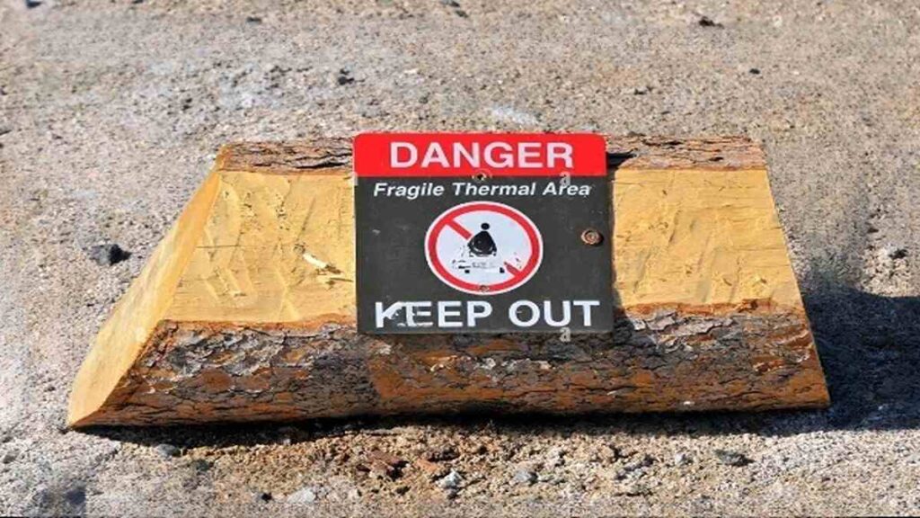 Grand Prismatic Spring Yellowstone, safety signs