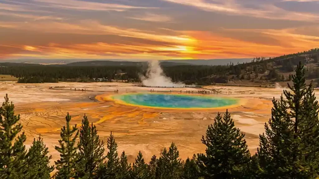 Grand Prismatic Spring Yellowstone, sunset