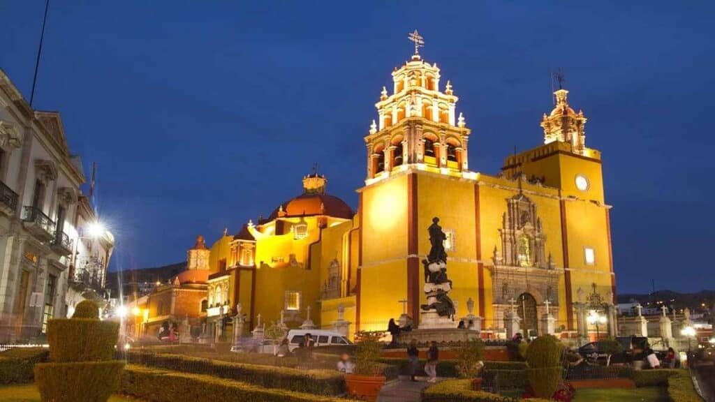 Guanajuato City, Basilica Colegiata Guanajuato yellow