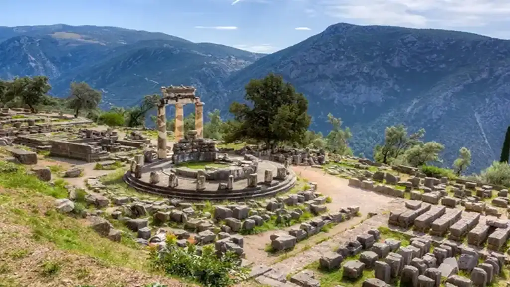 Athens three day itinerary, Delphi ancient sanctuary