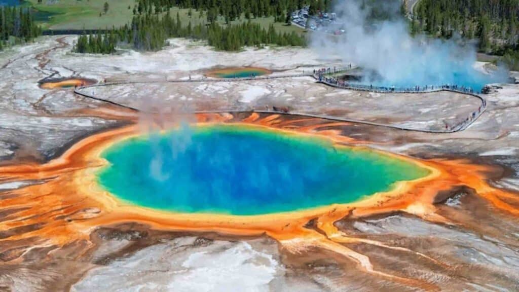 Grand Prismatic Spring Yellowstone, old geyser