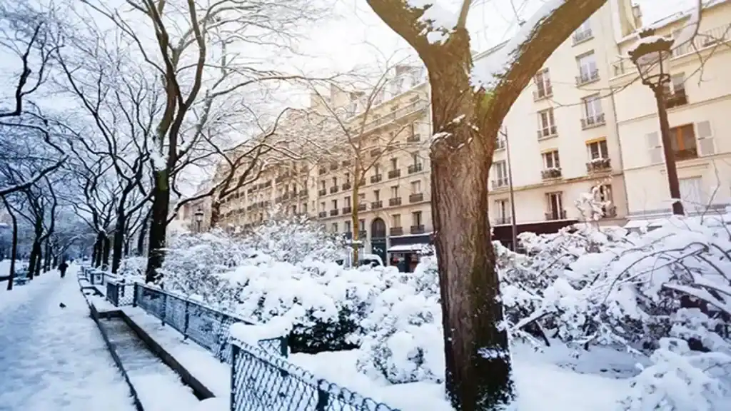 Paris sewer tour, Paris winter streets