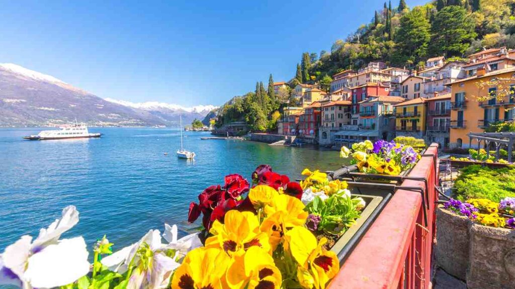 Where to stay on Lake Como, Varenna colorful buildings
