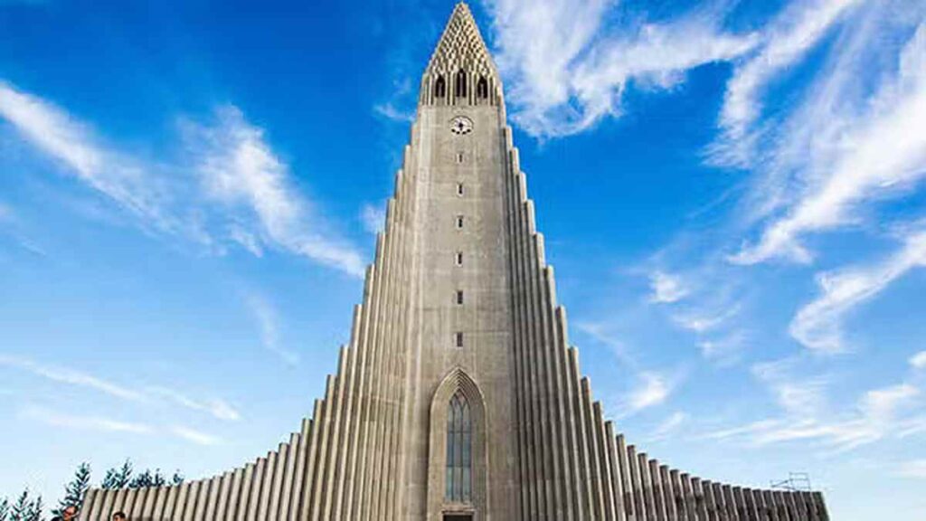 Attractions in Reykjavik Iceland, Hallgrimskirkja tower tourists