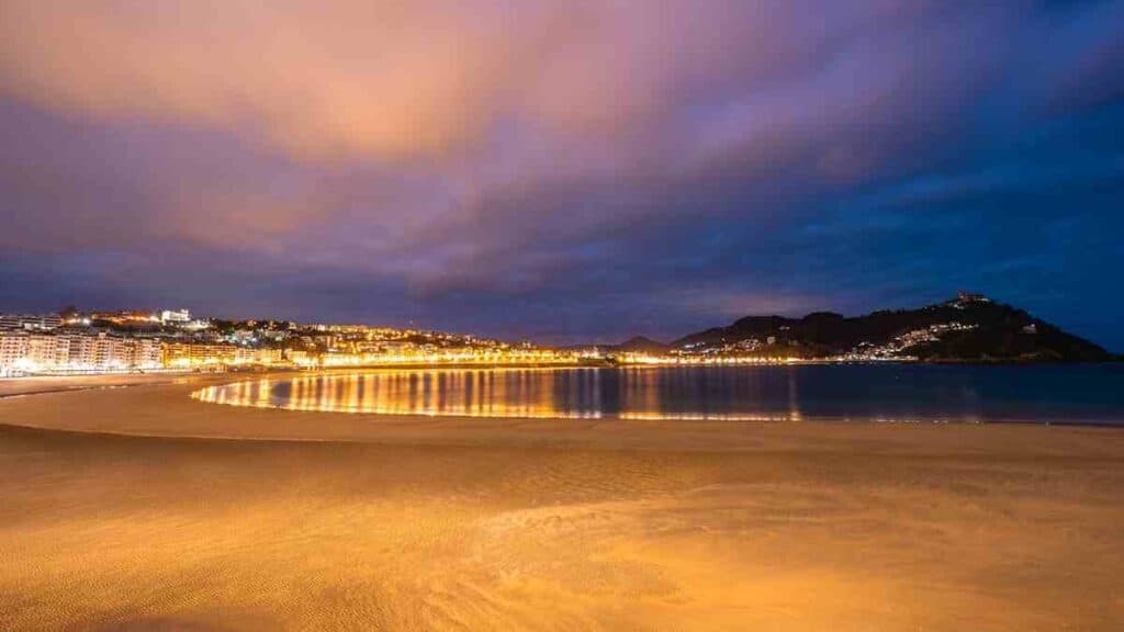 Prettiest cities in Spain, San Sebastian beach sunset