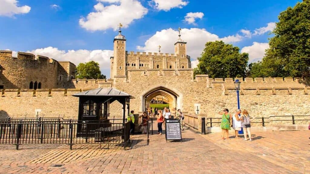 Touristy things to do in London, Tower of London