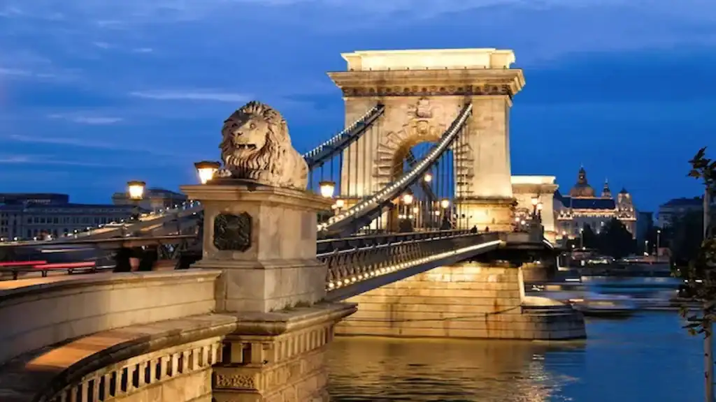 Budapest in December, Chain Bridge