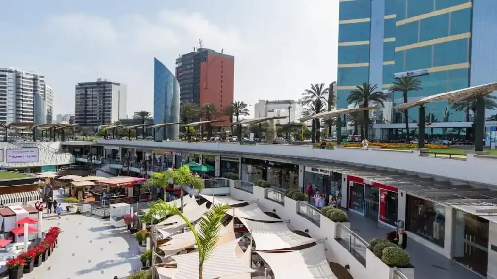 Kennedy Park Lima, Larcomar shopping center Lima