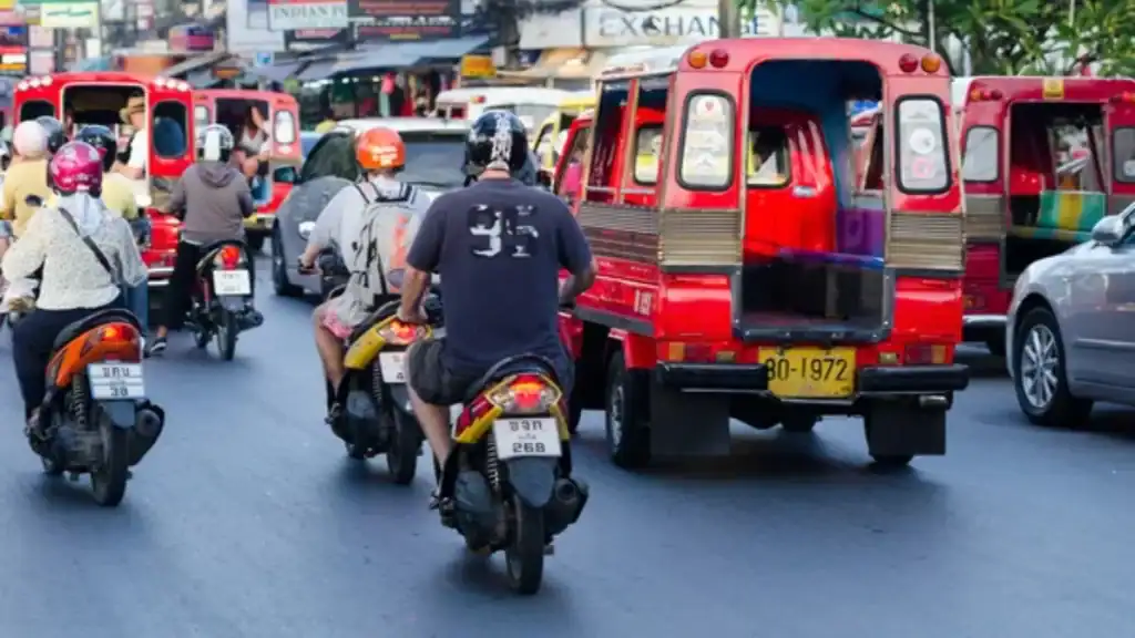 scooters and taxis together in Koh Phangan