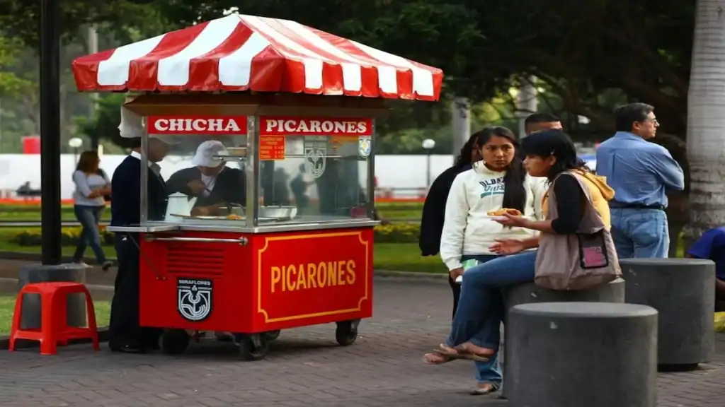 Kennedy Park Lima, picarones street food vendor