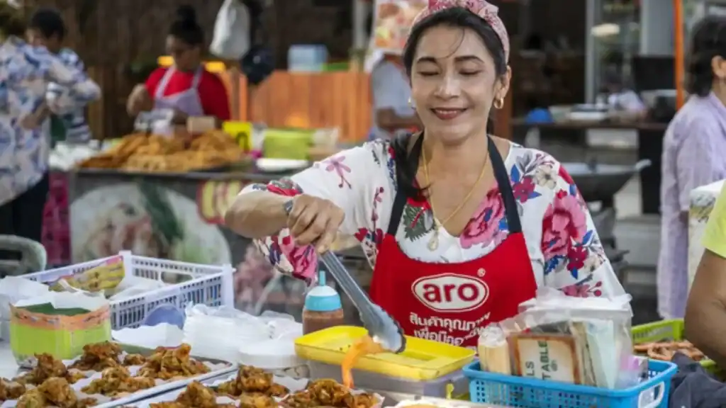 street vendor woman in Koh Phangan market