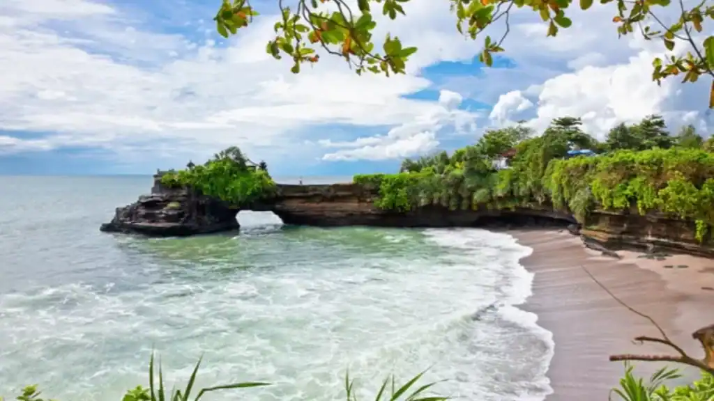 surf-spots-in-canggu-batu-bolong