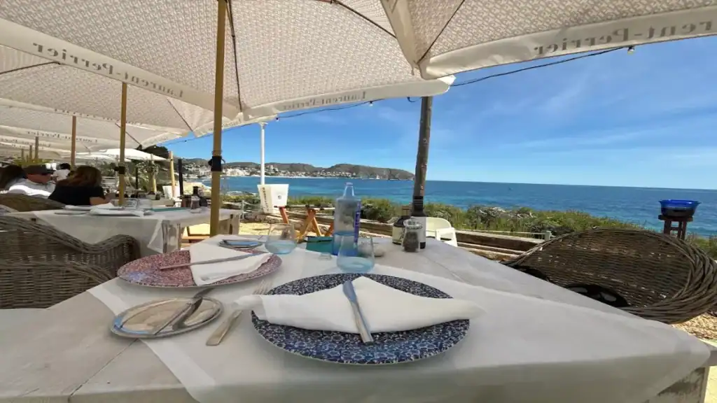 Moraira restaurants worth visiting like Amantes de Moraira offer beachfront dining experiences.