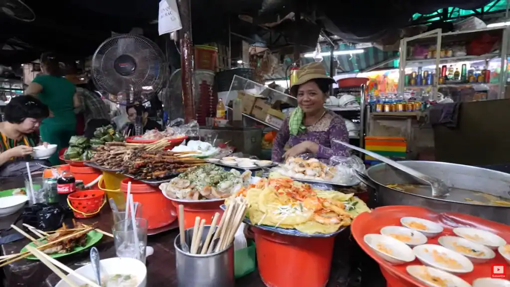 Hue street food vs Hoi An showcased at bustling market stall selling bun bo Hue